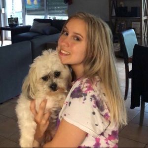 Meet your Posher, Caitlin